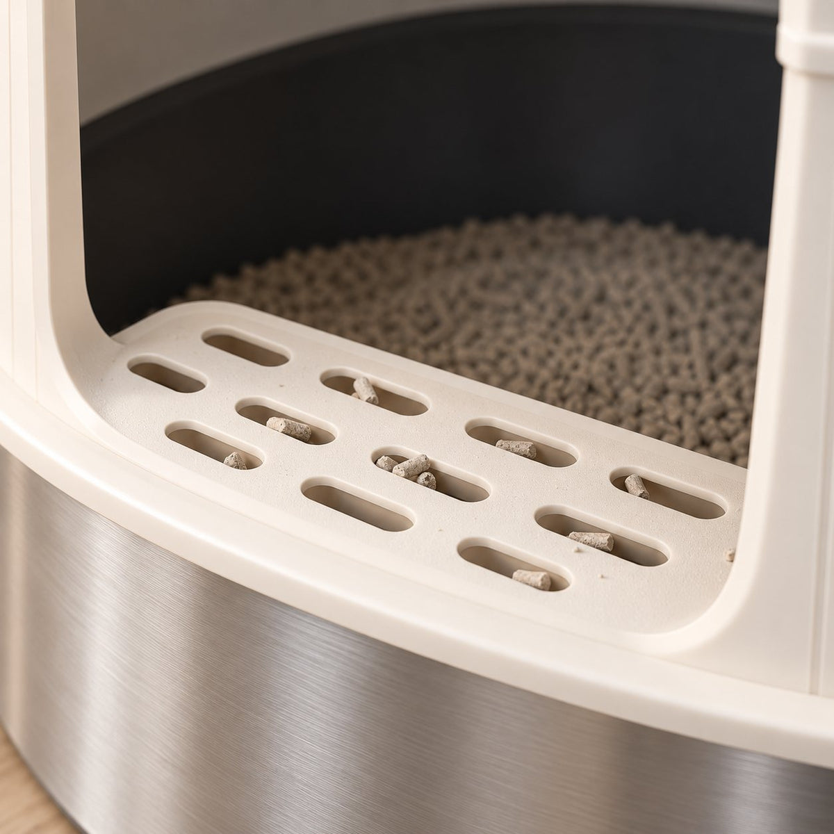 Close-up of the slotted front step with litter pellets caught in the slots